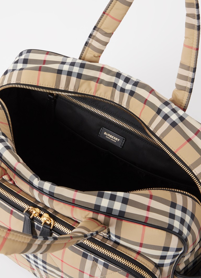 Burberryn ruutukuvioinen hoitolaukku ja hoitoalusta