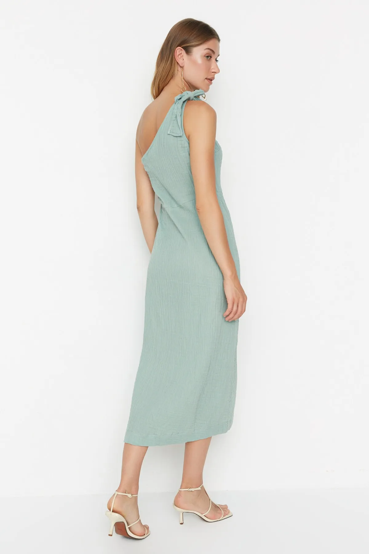Trendyol Collection  Grünes, geschlitztes One-Shoulder-Musselin-Webkleid