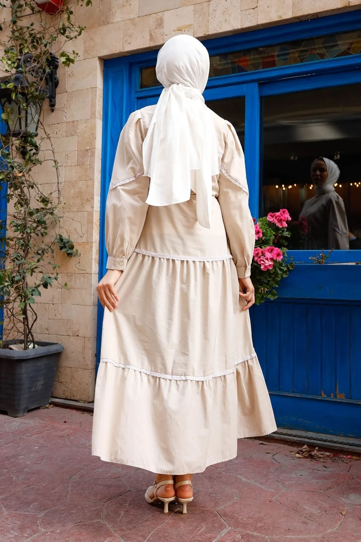 InStyle  Hijab-Kleid mit Guipure-Detail und Ballonärmeln – Stein