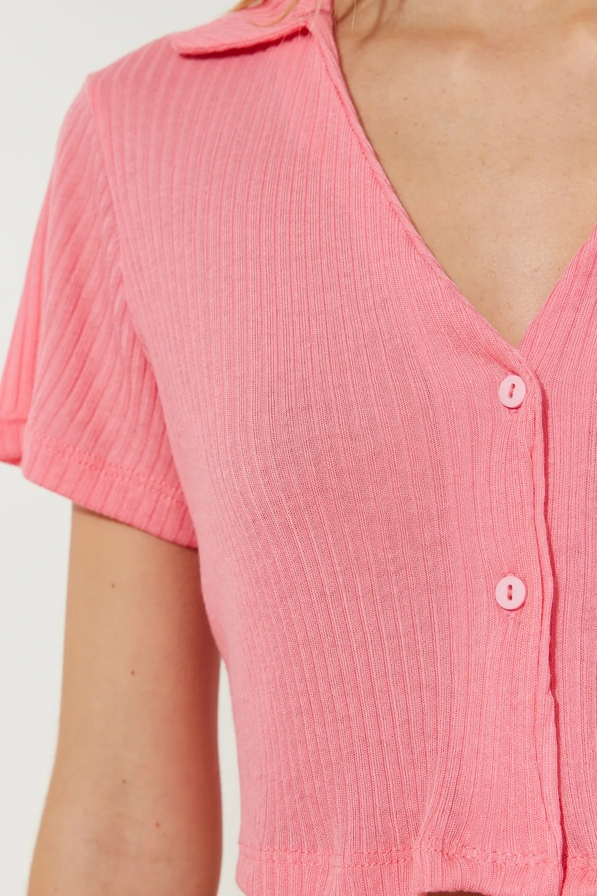 Trendyol Collection  Rosafarbenes Cord-Pyjama-Set mit kurzen T-Shirts und Shorts THMSS22PT0308