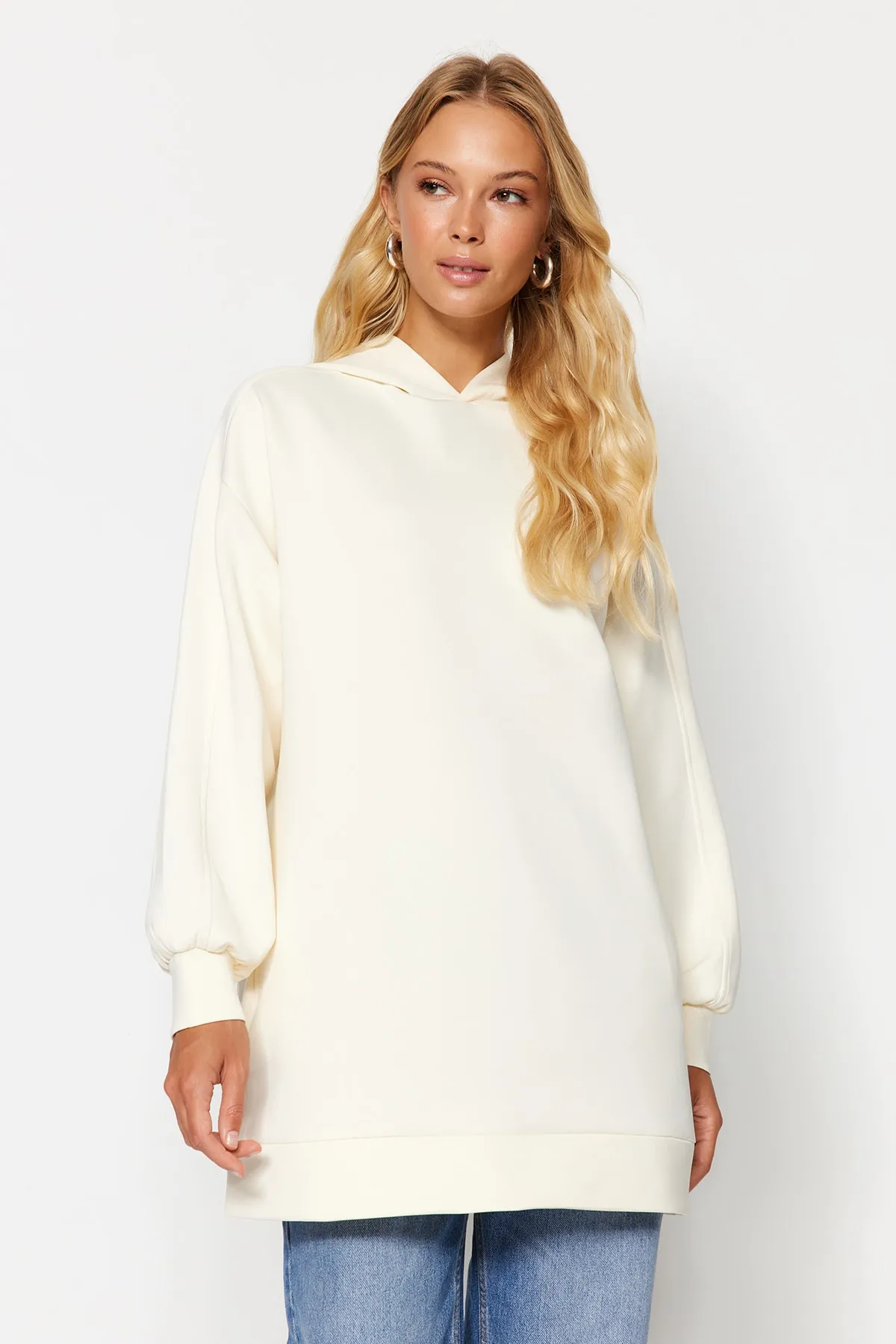 Trendyol Modest  Stonefarbenes, weit geschnittenes, übergroßes Sweatshirt aus Scuba-Strick mit Kapuze und Taschen TCTAW22TW0151