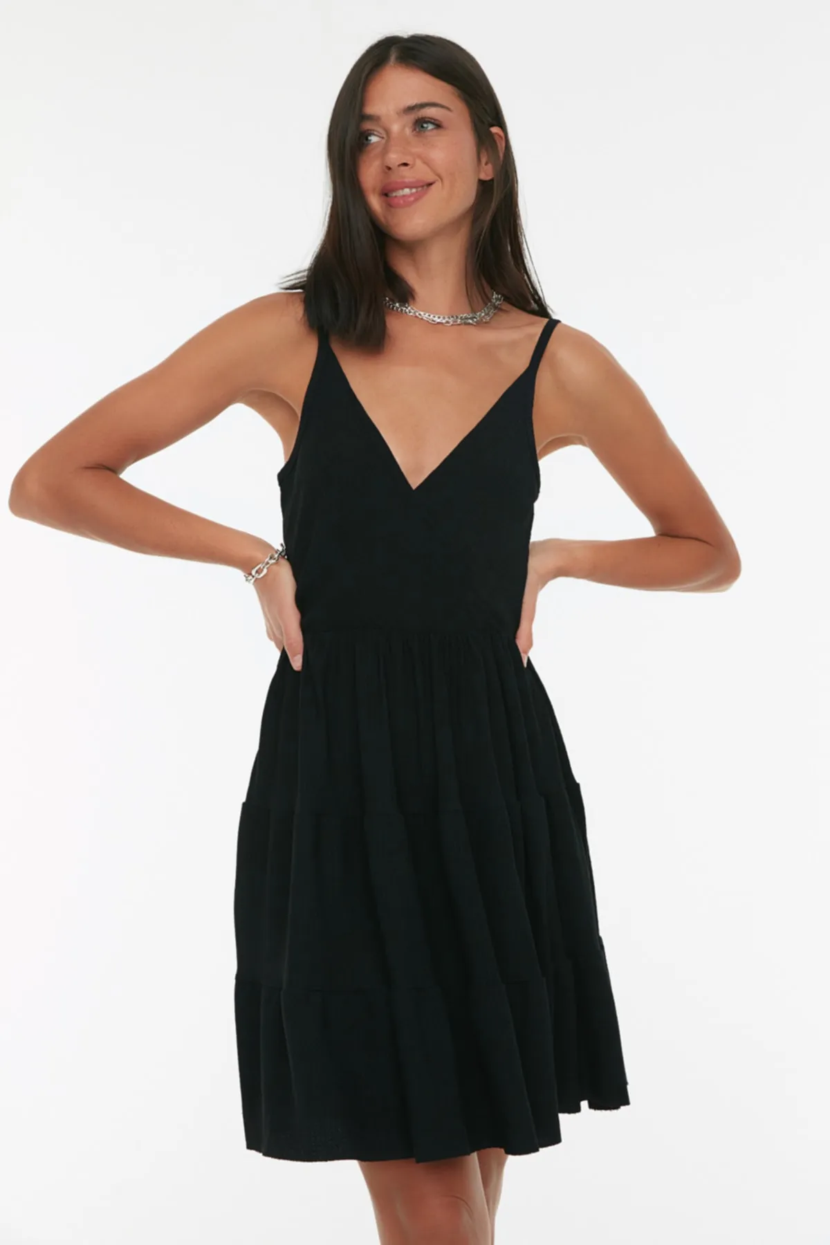 Trendyol Collection  Schwarzes, zweireihiges, gewickeltes Mini-Strickkleid mit Trägern TWOSS22EL2766
