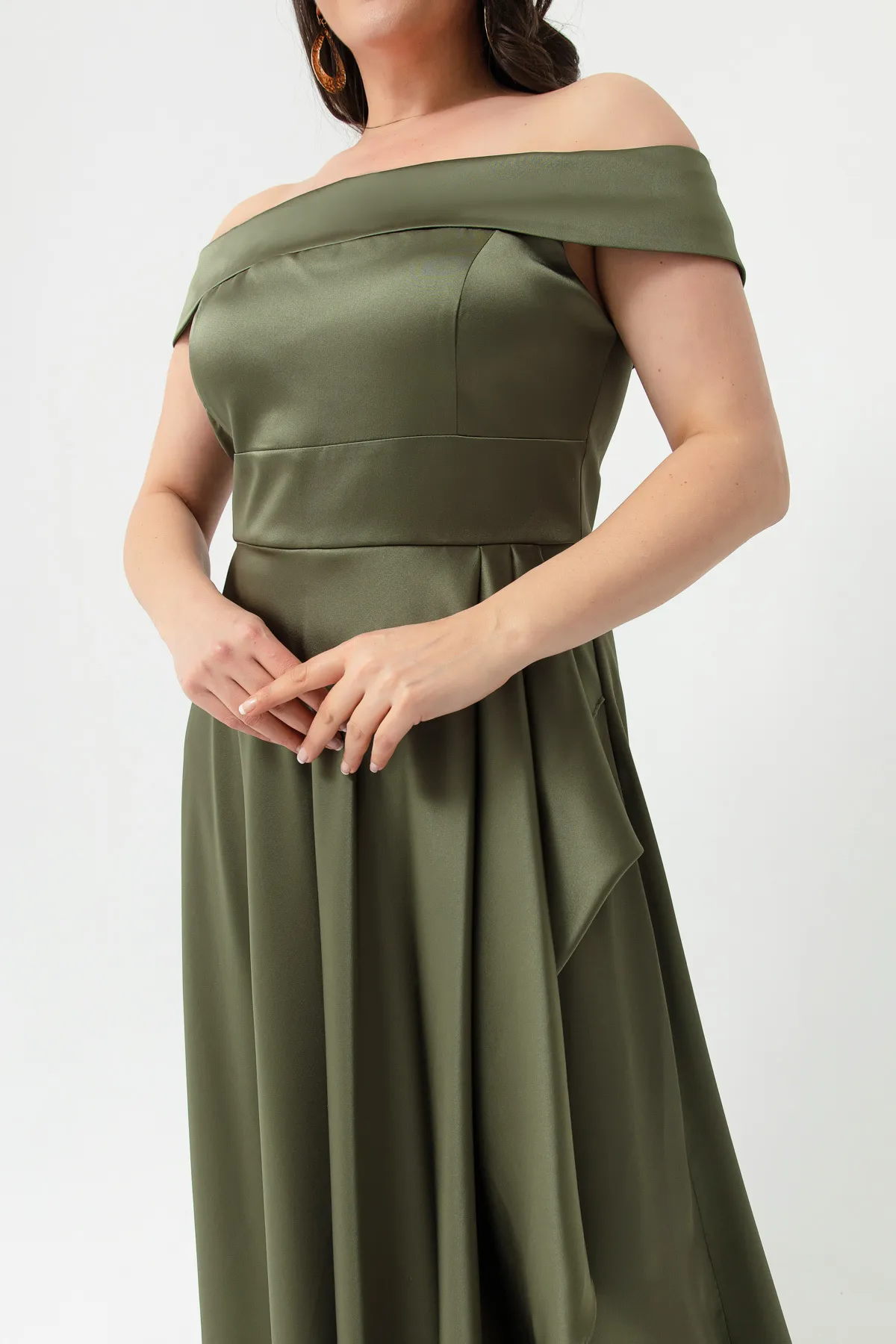 Lafaba  Khakifarbenes Abendkleid und Abschlusskleid aus Satin für Damen in großen Größen mit U-Boot-Ausschnitt