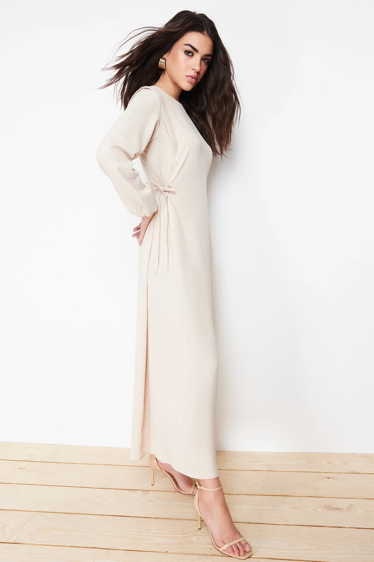 Trendyol Modest  Beigefarbenes Taillenseilband, detailliertes elastisches Aerobin-Webkleid am Ärmelende TCTSS22EB00104