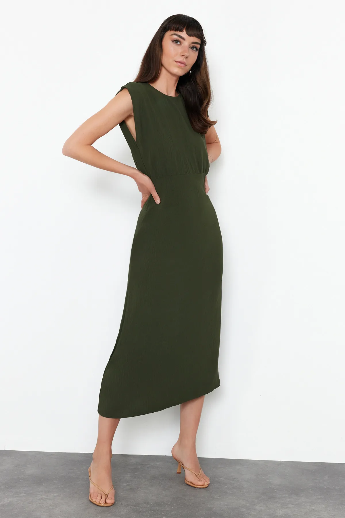 Trendyol Collection  Khakifarbenes gewebtes Midikleid TWOSS24EL00601