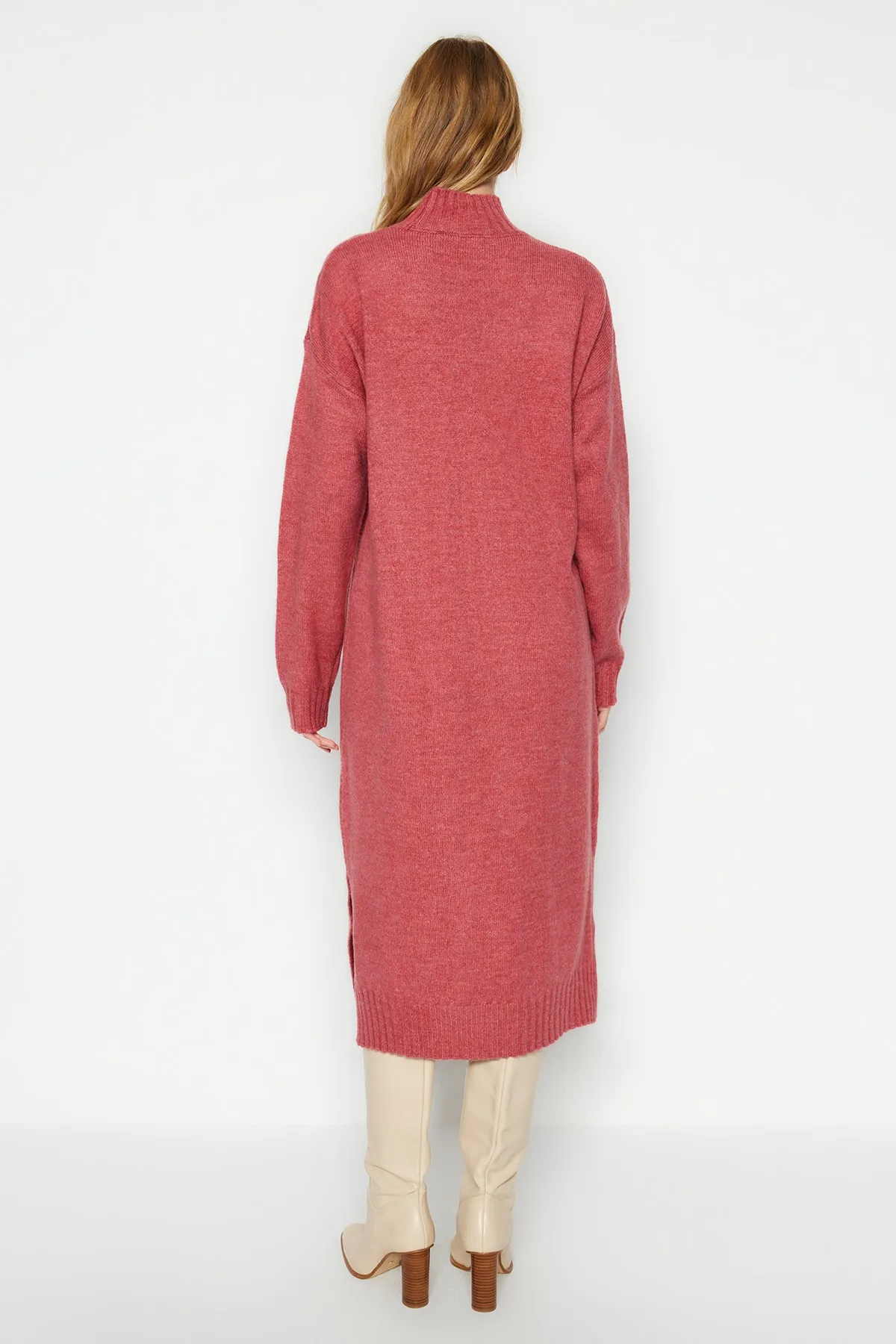 Trendyol Collection  Dusty Rose Wide Fit Midi-Strickkleid mit weicher Struktur und hohem Kragen TWOAW23EL0005