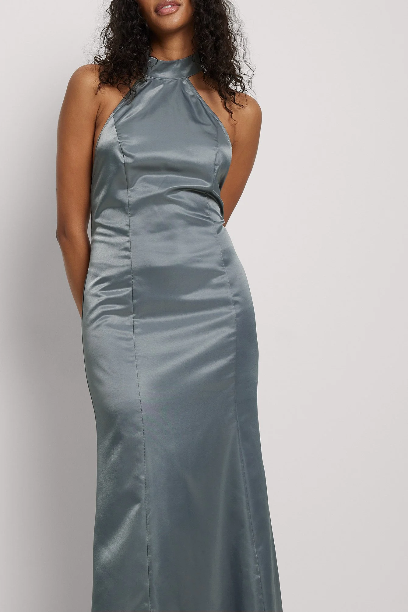 Hochgeschnittenes Kleid mit offenem Rücken