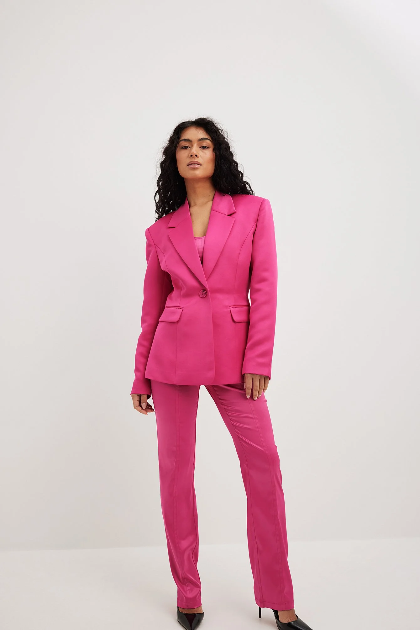 Satin-Blazer mit großen Schultern