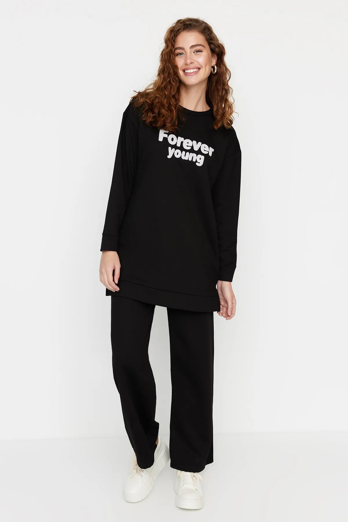 Trendyol Modest  Schwarzes, weiches, flauschiges Strick-Trainingsanzug-Set mit Slogan-Print TCTAW23EN00063