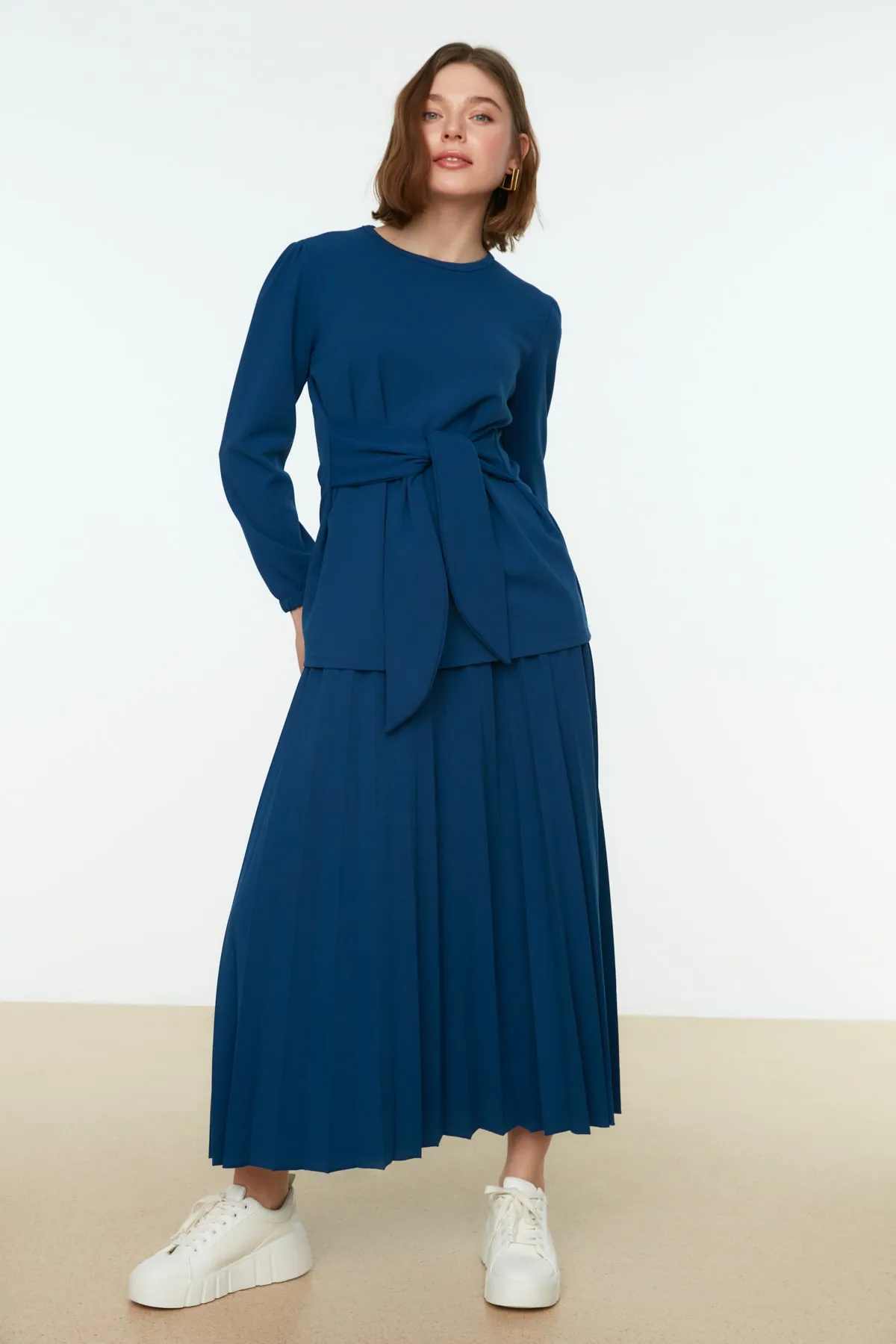 Trendyol Modest  Indigoblaues, vorne gebundenes, plissiertes, gewebtes Tunika-Rock-Set TCTSS22US0076
