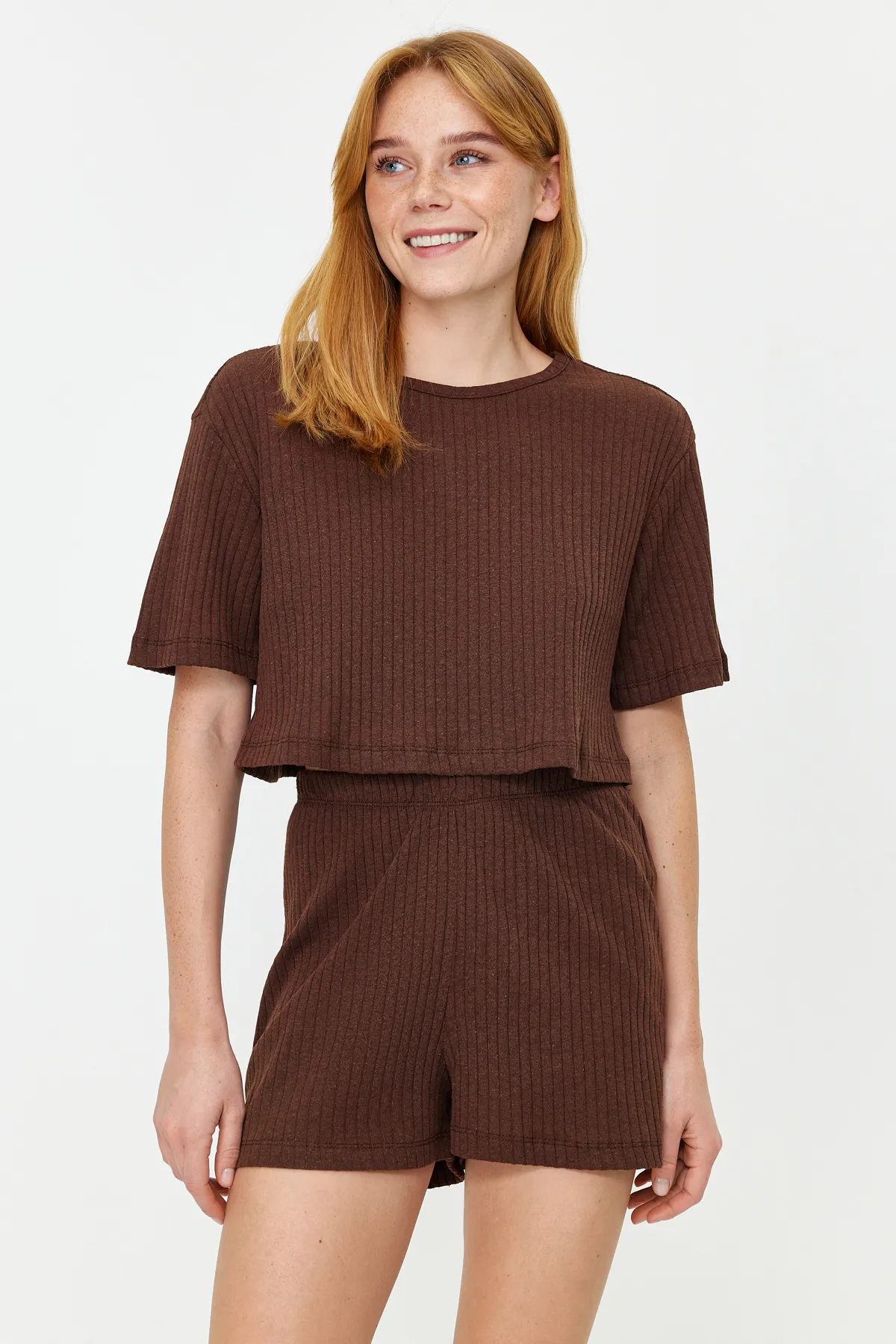 Trendyol Collection  Braunes gestricktes Pyjama-Set mit T-Shirt und Shorts aus schnurgebundener Baumwolle THMSS21PT1101