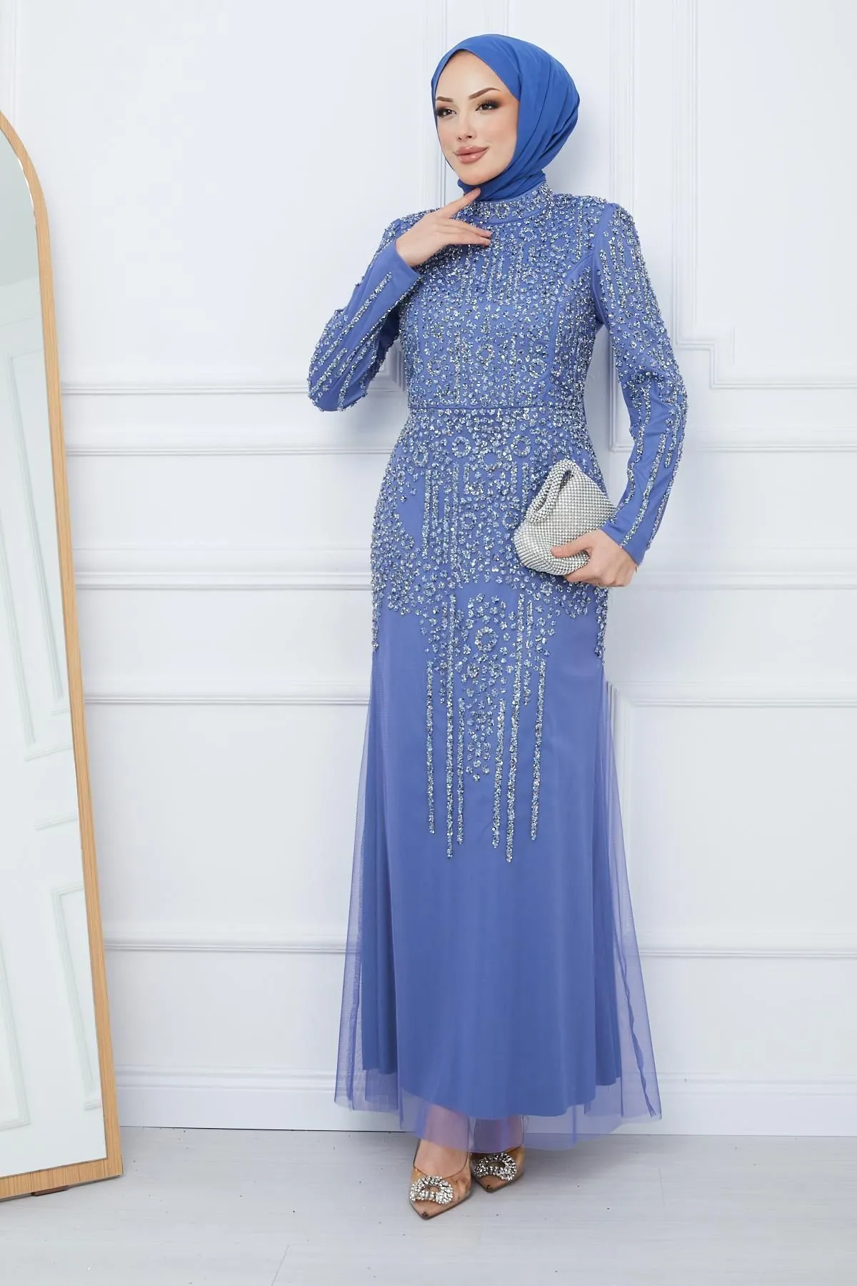Olcay  Perlen- und juwelenbesetztes Hijab-Abendkleid aus Tüll INDİGO 1663