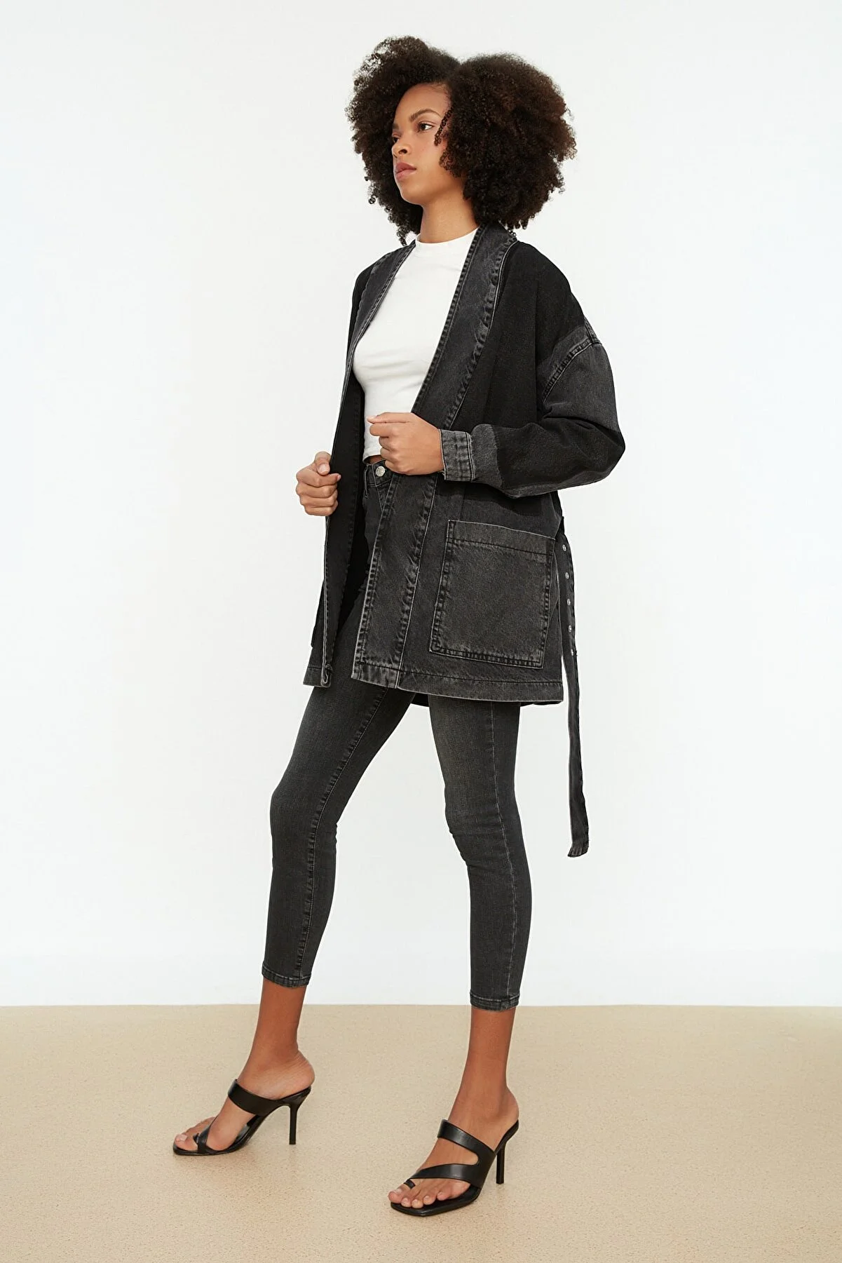 Trendyol Collection  Anthrazitfarbene, übergroße Jeansjacke mit Farbblock und Gürtel TWOSS21CE0186