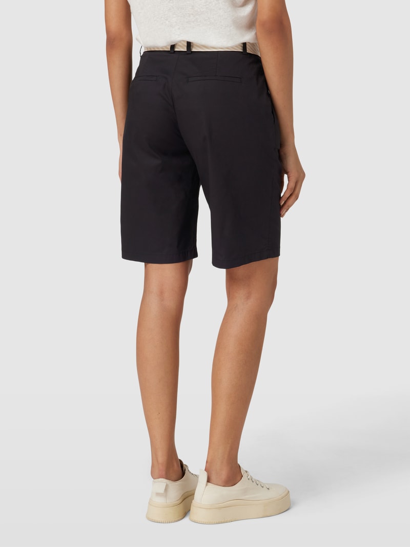 Bermudas mit Stoffgürtel in schwarz