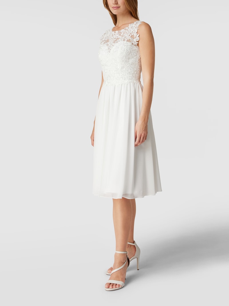 Brautkleid mit floraler Spitze in offwhite