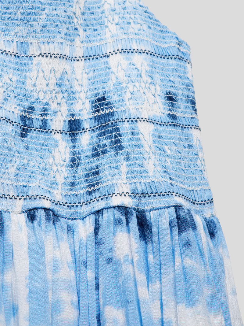 Kleid im Batik-Look in bleu