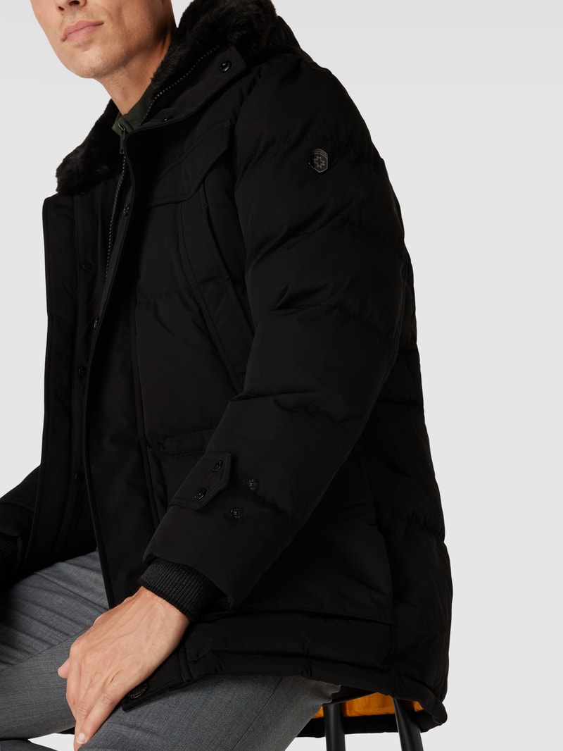 Steppjacke mit Label-Patch in schwarz