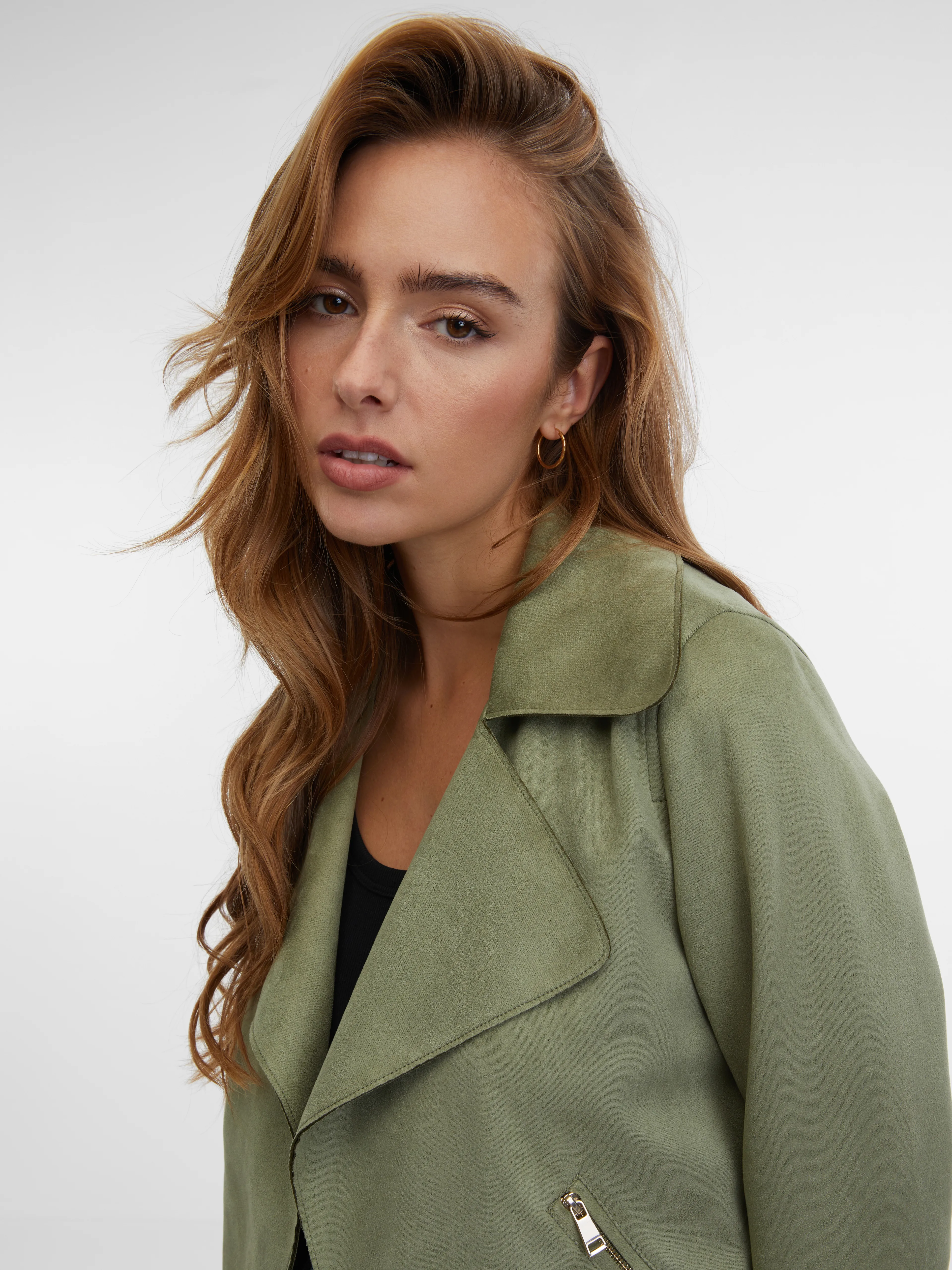 Khakifarbene Damenjacke aus Veloursleder ORSAY