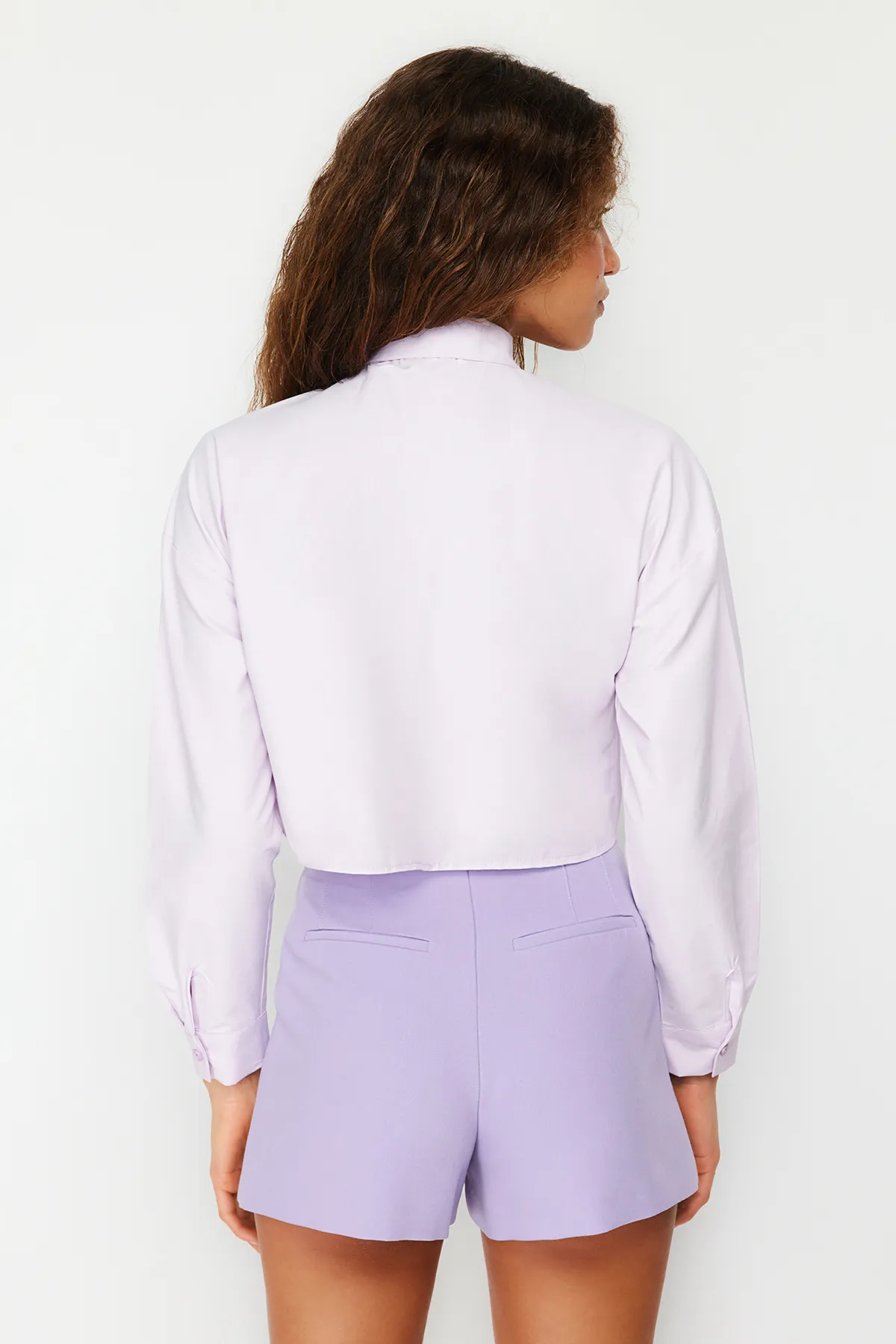 Trendyol Collection  Lila kurzes gewebtes Hemd – Taschendetail, normale Passform TWOSS24GO00098