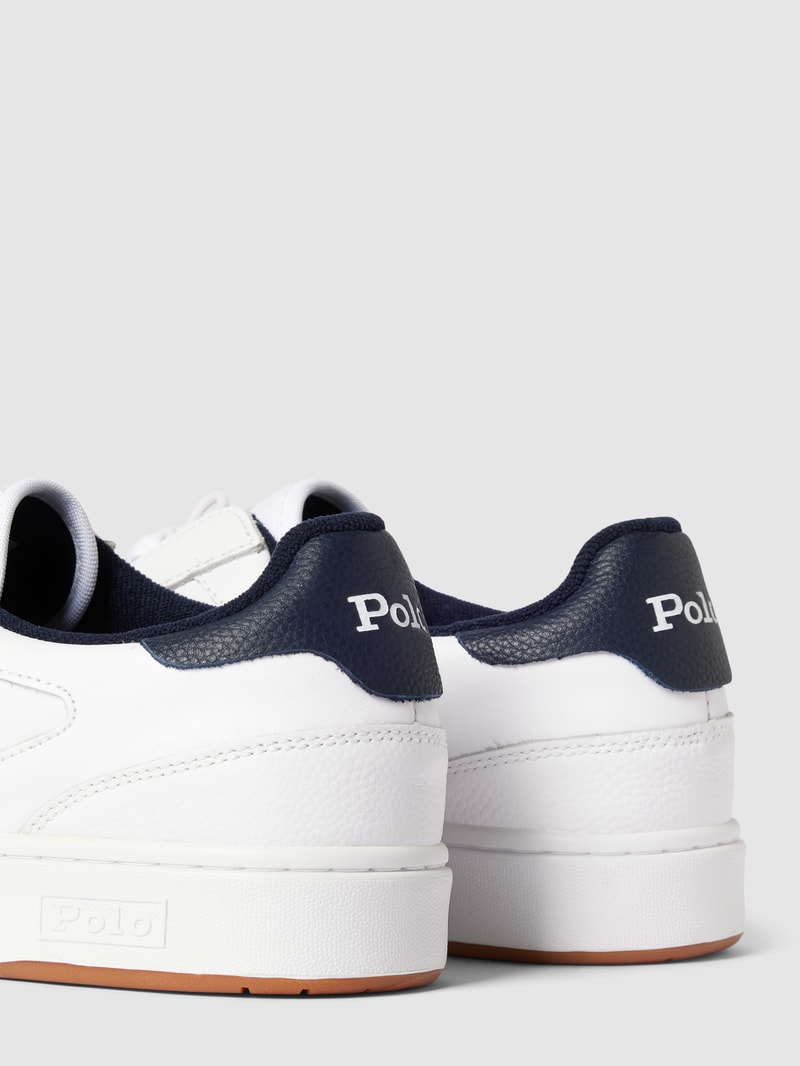 Sneaker mit Label-Stitching in weiß