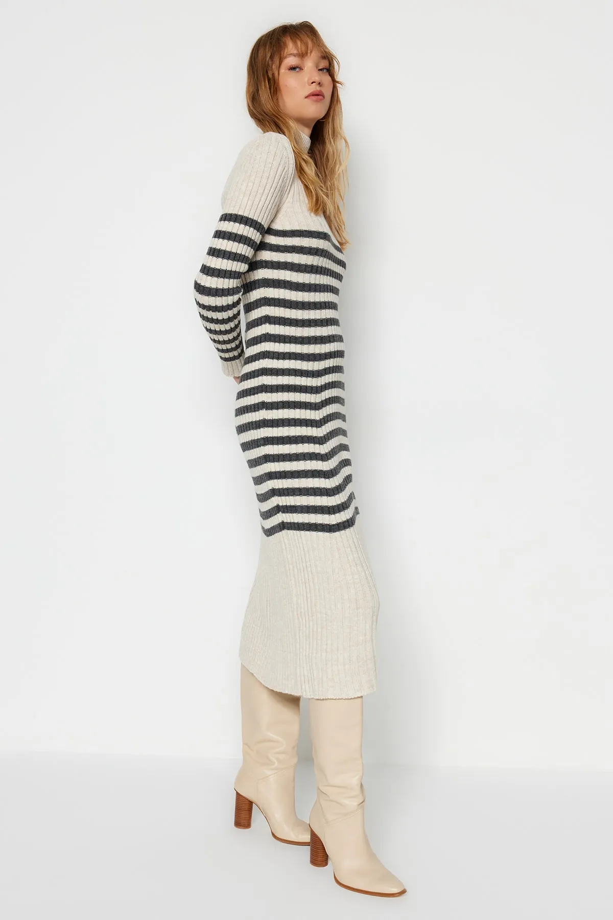 Trendyol Collection  Stone Maxi-Strickkleid mit Streifen TWOAW24EL00091