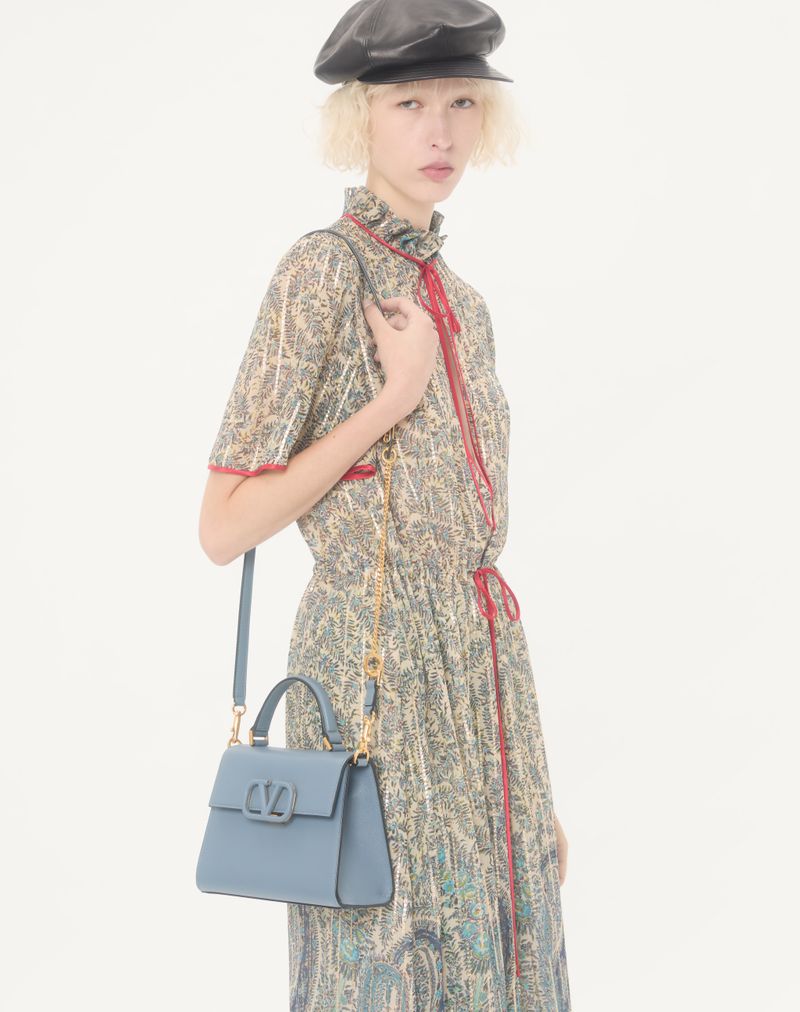 Bolsa Valentino Garavani Vsling pequena em couro de bezerro granulado.
