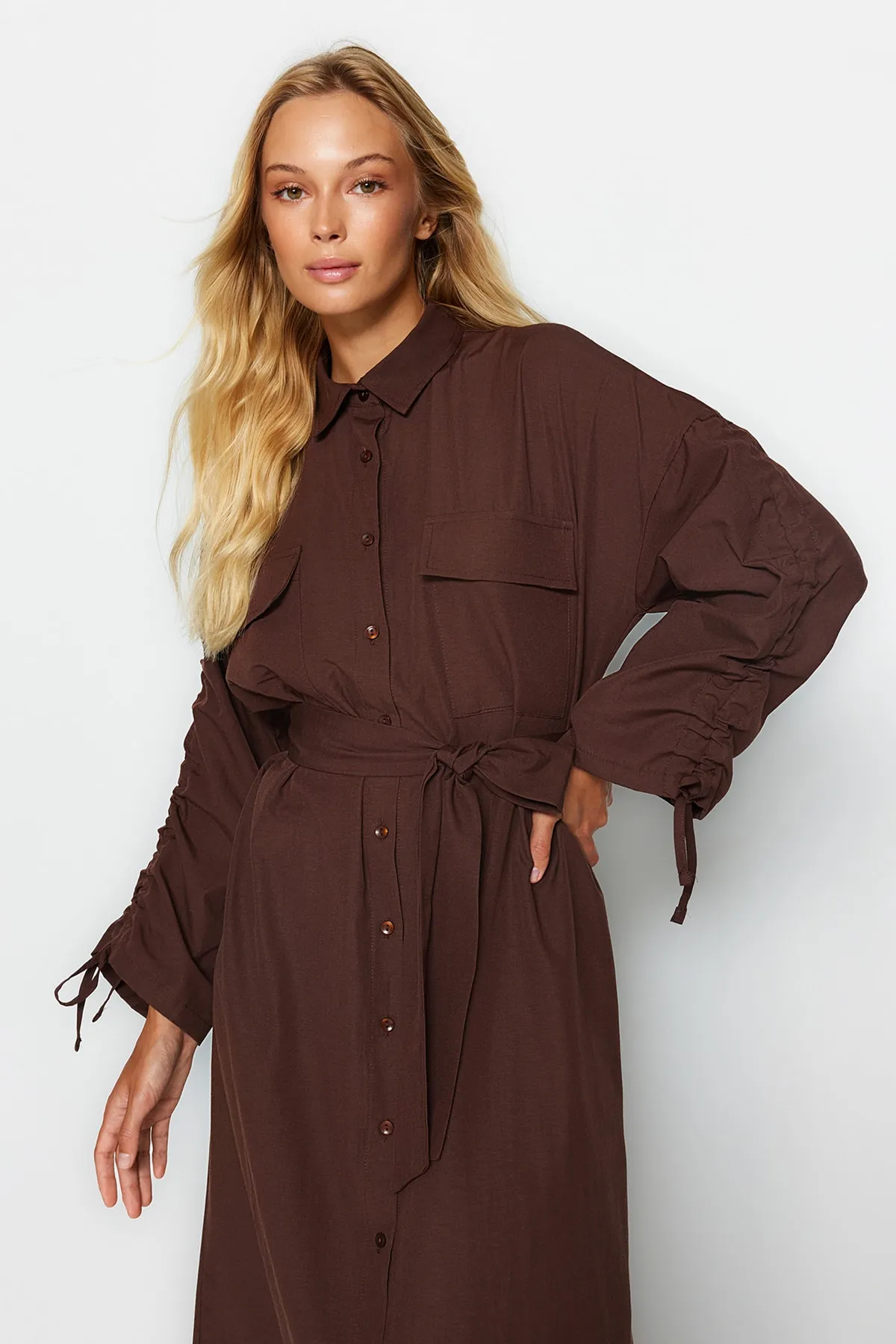 Trendyol Modest  Braunes Hemdblusenkleid aus gewebter Baumwolle mit Gürtel und verstellbaren Ärmeln TCTSS23EB00365