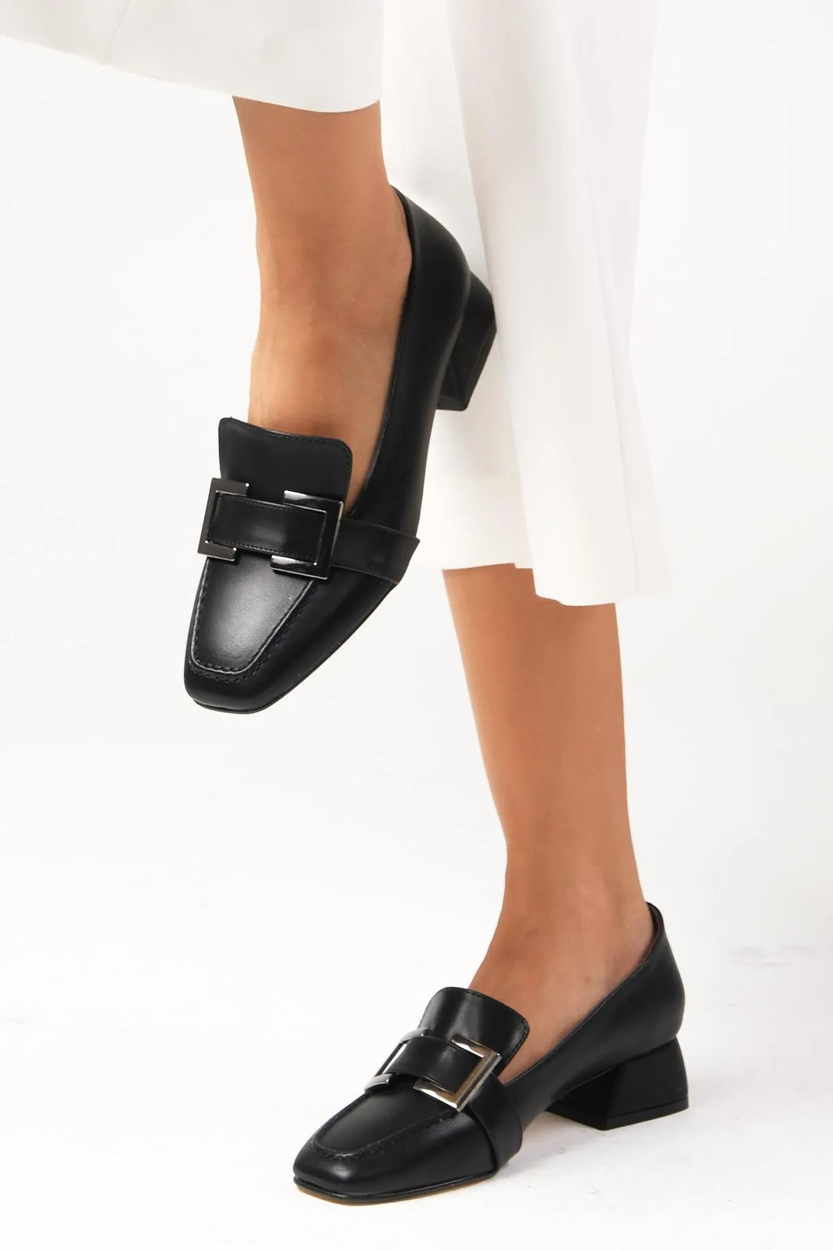 Mio Gusto  Betty Damen-Schuhe mit kurzem Absatz und stumpfer Zehenpartie in Schwarz mit Schnallenzubehör