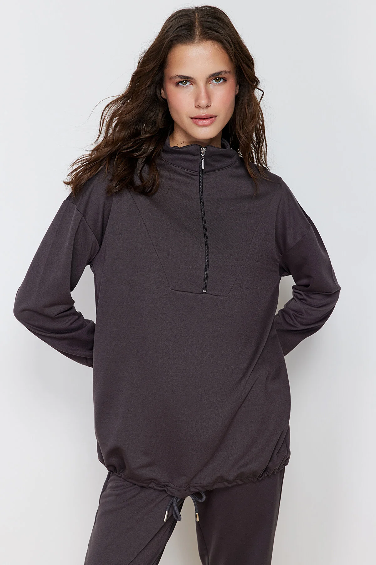 Trendyol Modest  Anthrazitfarbenes Strick-Trainingsanzug-Set mit hohem Kragen und Kordelzug und Reißverschluss TCTAW22EN0051