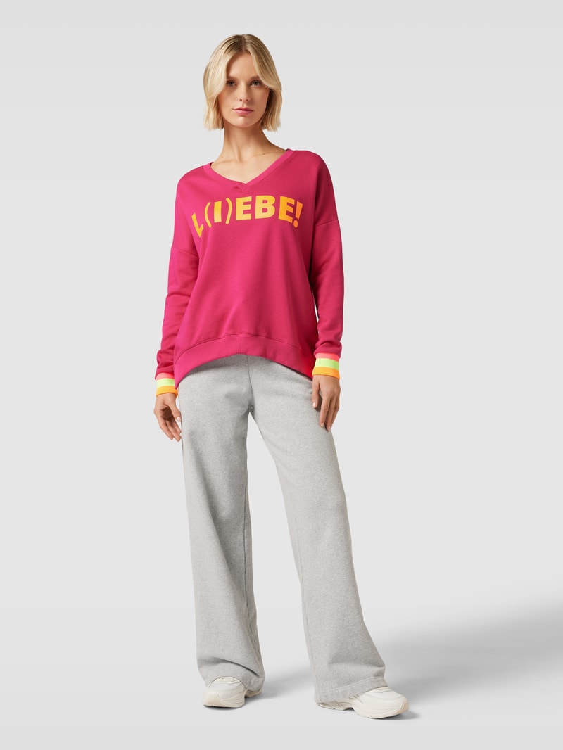Sweatshirt mit Statement-Print Modell 'L(I)EBE!' in fuchsia
