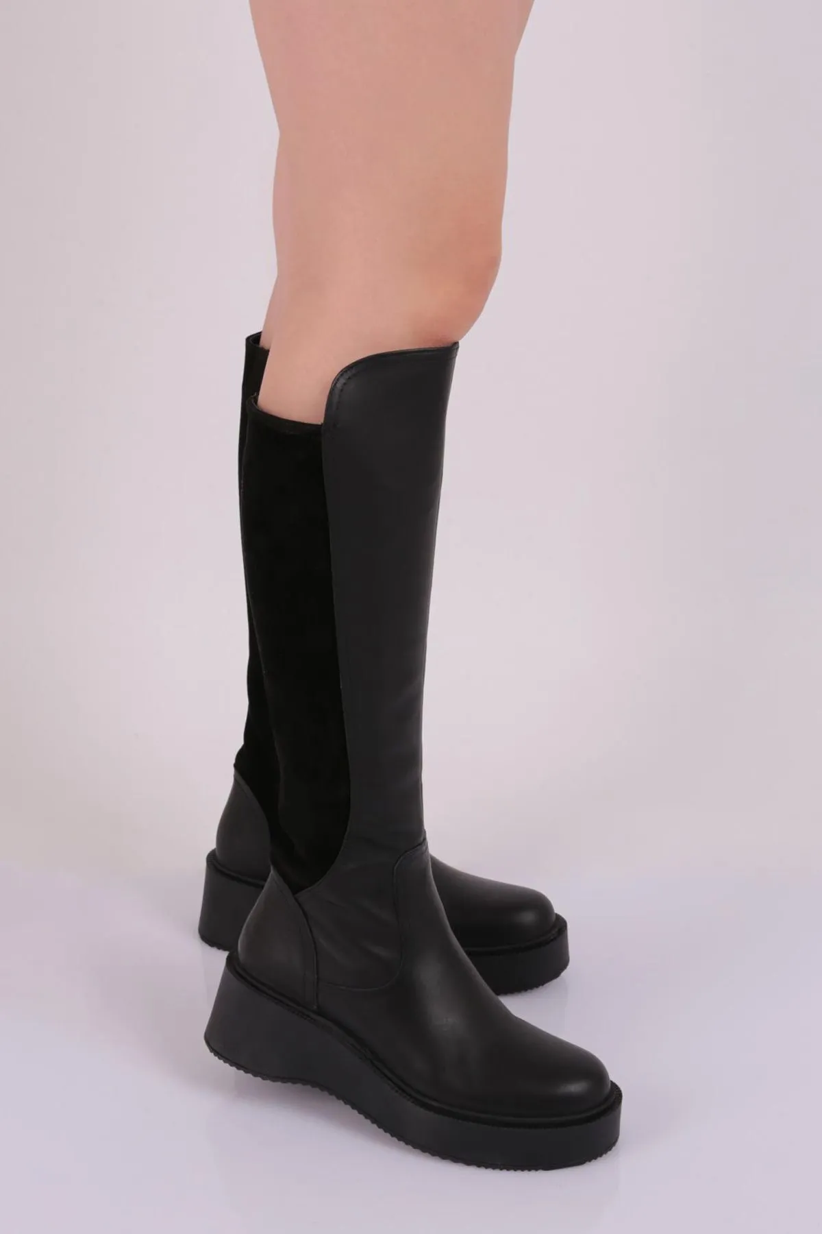 DGN  Schwarze kniehohe Stiefel aus Napa-Leder – dicke Sohle und Reißverschluss