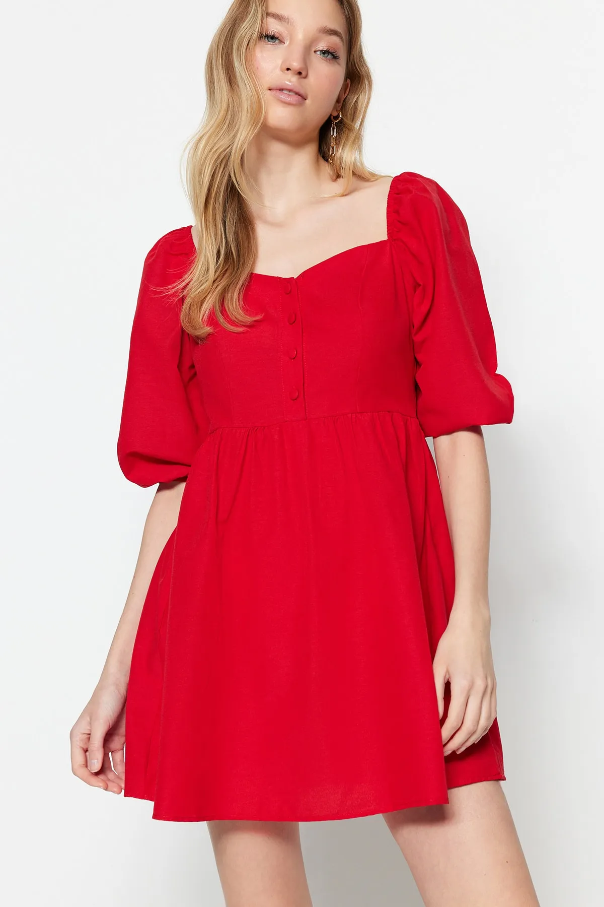 Trendyol Collection  Rotes gewebtes Kleid mit Mini-Taillenöffnung und Ballonärmeln TWOAW22EL0210