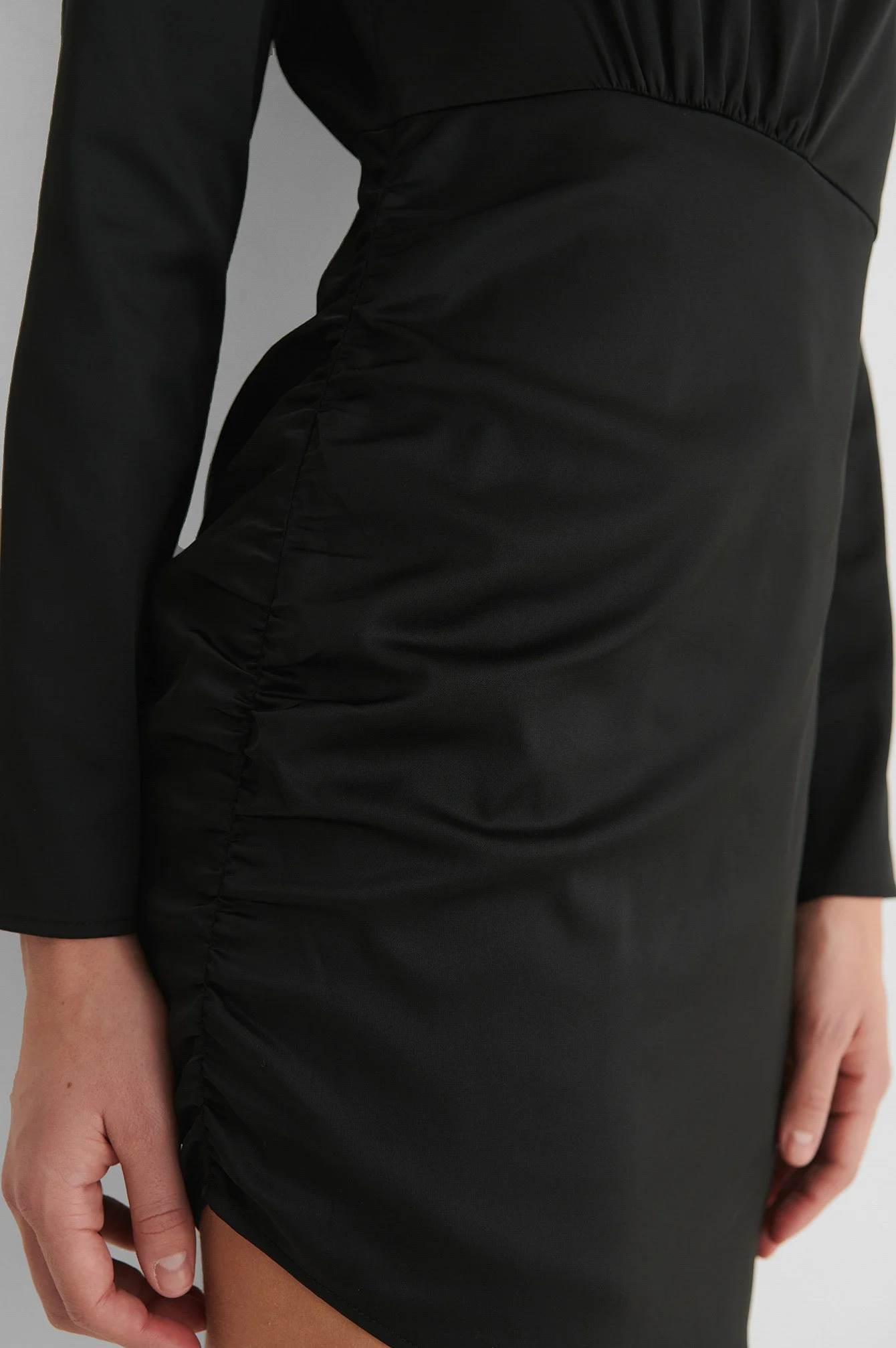 Recyceltes Minikleid mit Schulterdetail