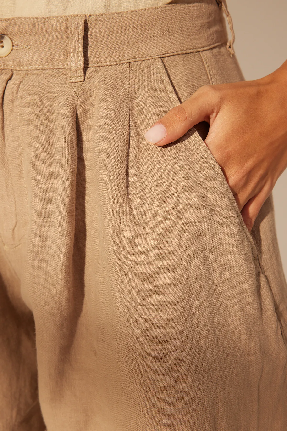 Trendyol Collection  Nerzfarbene, plissierte High-Waist-Shorts aus 100 % Leinen