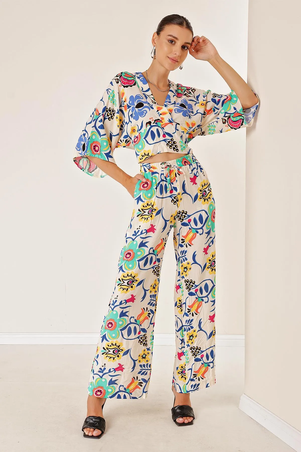 By Saygı  Palazzo-Hose mit elastischer Taille und Taschen vorne und hinten, V-Ausschnitt, bauchfrei, geblümter Doppelanzug