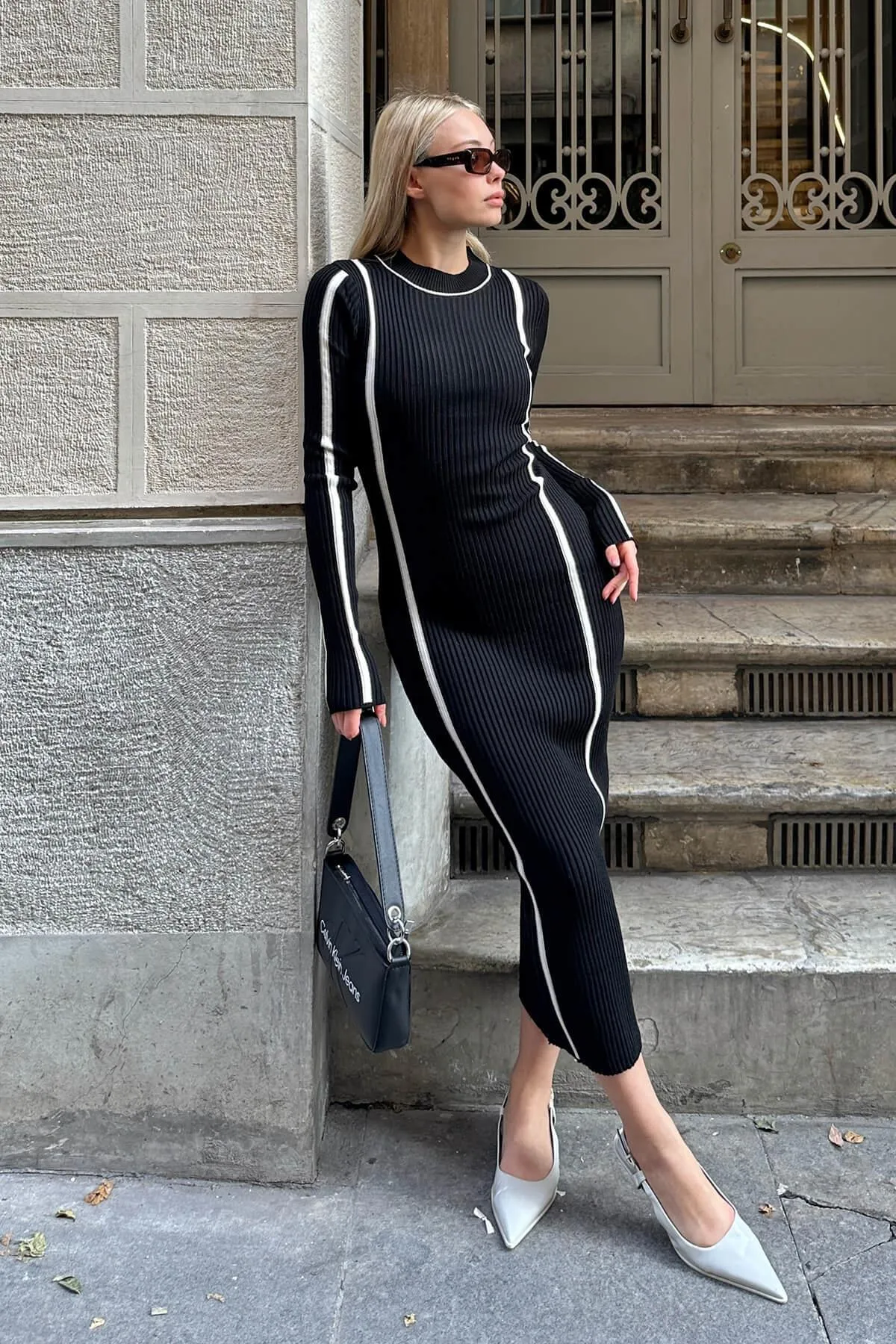 Swist  Schwarzes, gestreiftes Strick-Midikleid mit Rundhalsausschnitt von Monero für Damen