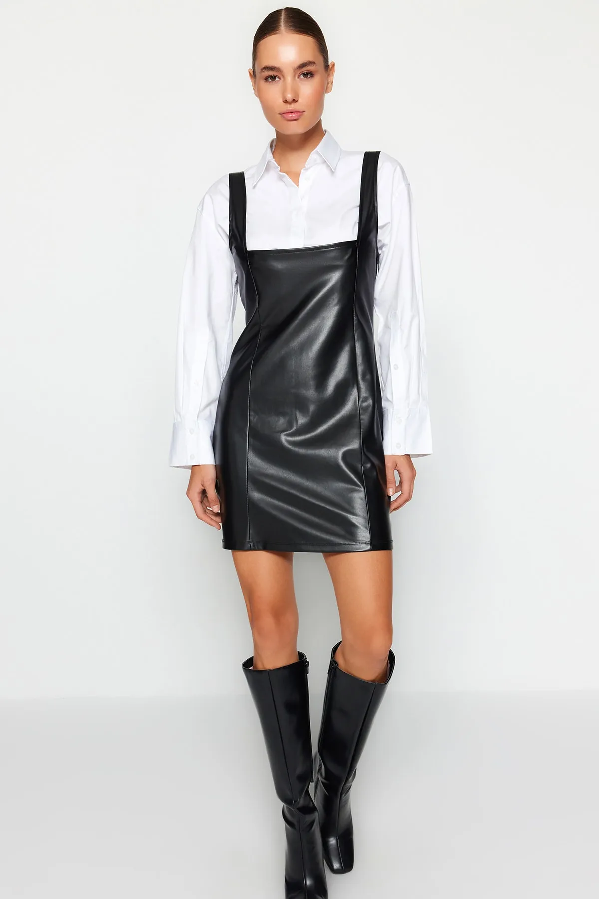 Trendyol Collection  Schwarz gefüttertes Mini-Gilet-Strickkleid aus Kunstleder mit quadratischem Kragen TWOAW24EL00374