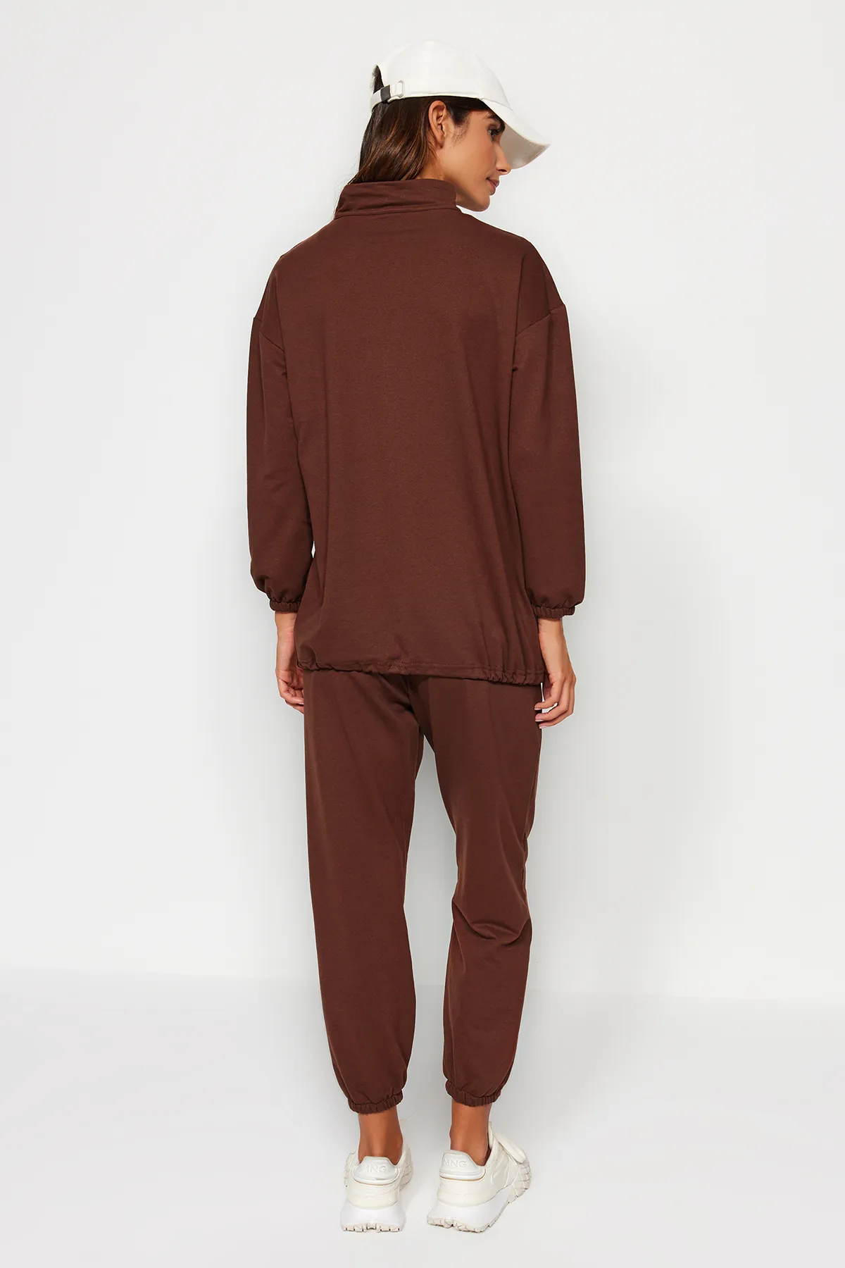Trendyol Modest  Braunes Strick-Trainingsanzug-Set mit hohem Kragen und Kordelzug und Reißverschluss TCTAW22EN0051