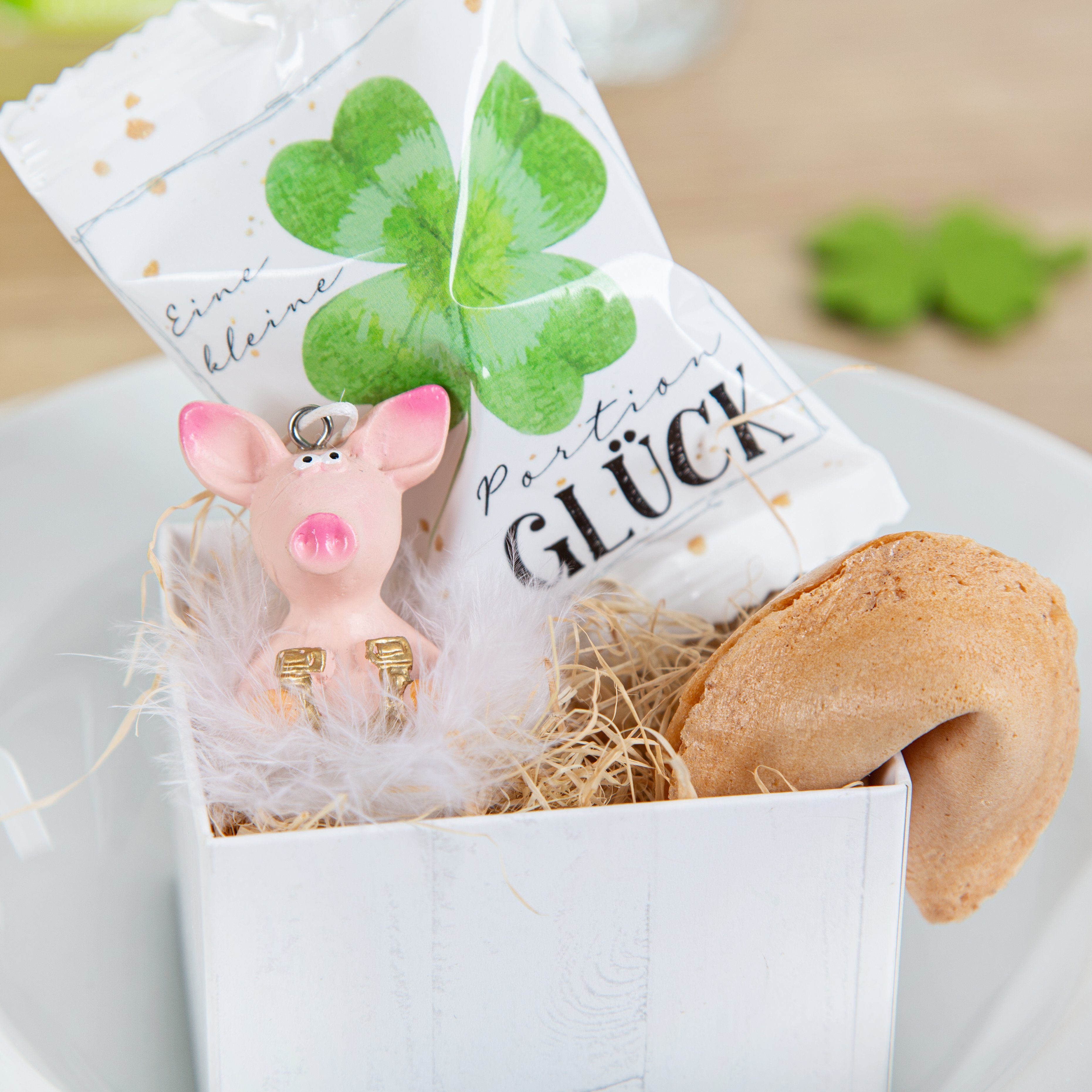 Logbuch-Verlag Geschenkbox 4 Schweinchen Glücksbringer mit Federn 7 cm (Set, 4 St), mit süßem Federrock