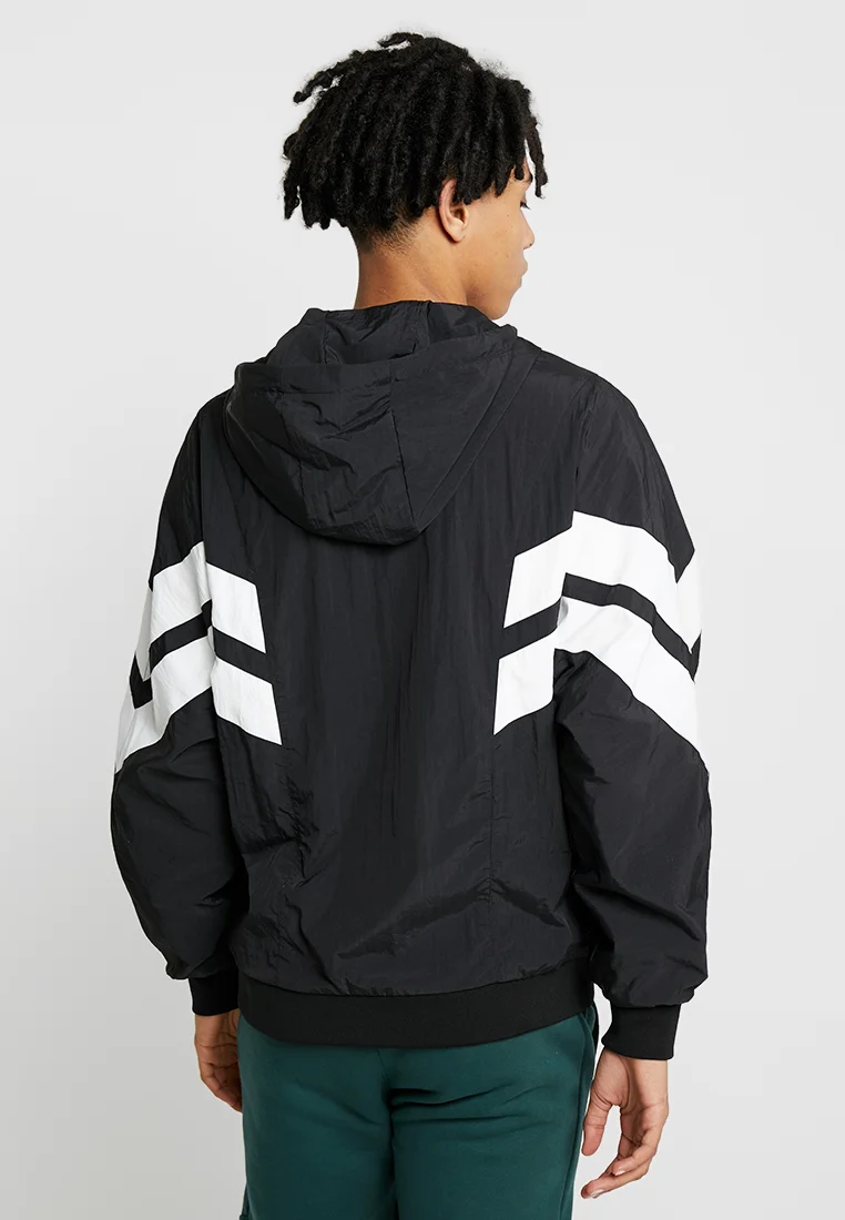 Chaqueta deportiva con paneles arrugados de Urban Classics - Chaqueta ligera