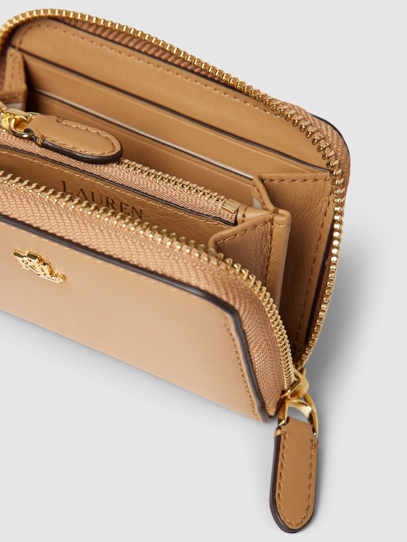 Portemonnaie mit Label-Applikation in camel