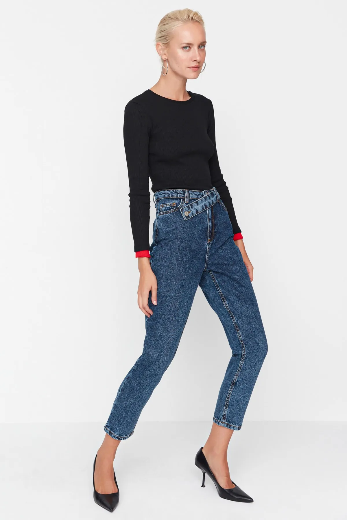 Trendyol Collection  Mom-Jeans mit hoher Taille und marineblauem Taillendetail