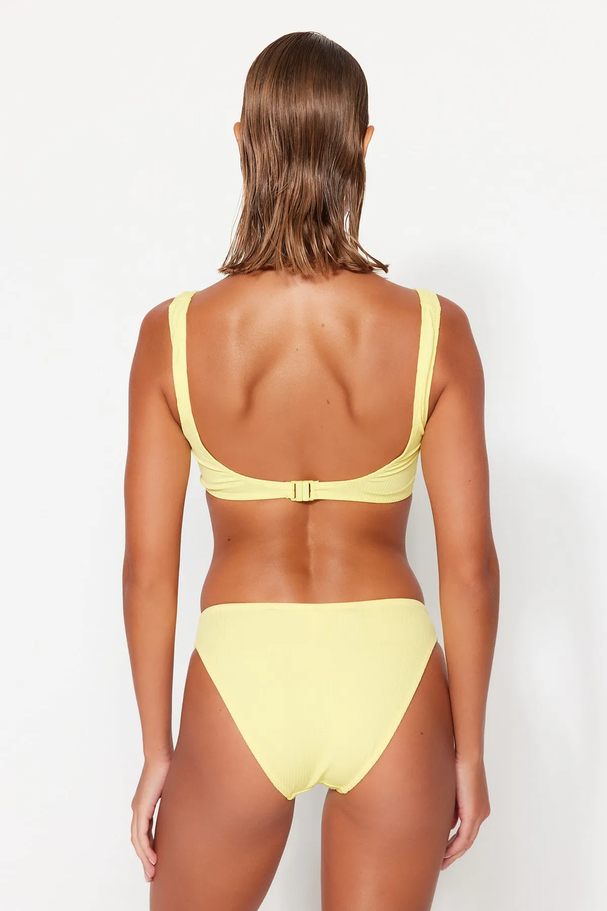 Trendyol Collection  Gelbe strukturierte Bikinihose mit V-Ausschnitt und hohem Beinausschnitt TBESS21BA0014