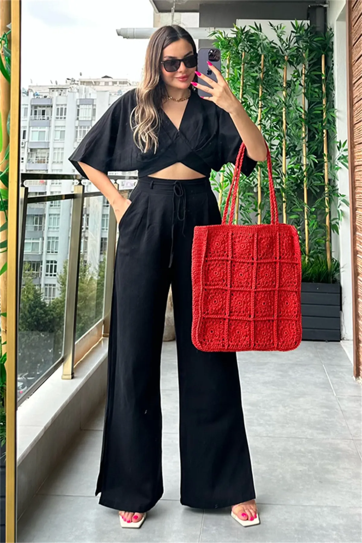 Laluvia  Schwarzer Crop-Anzug mit Schlitzen an den Beinen und Seildetail an der Taille