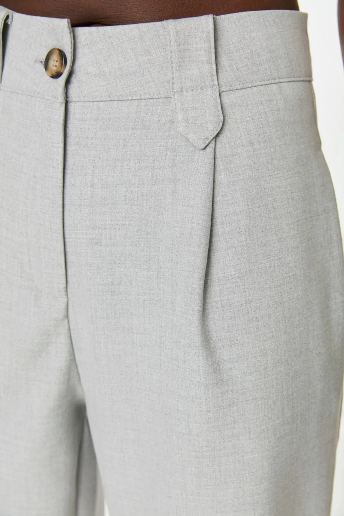 Trendyol Collection  Graue Karottenhose aus Polyviscon-Gewebe mit hoher Taille TWOSS22PL0280