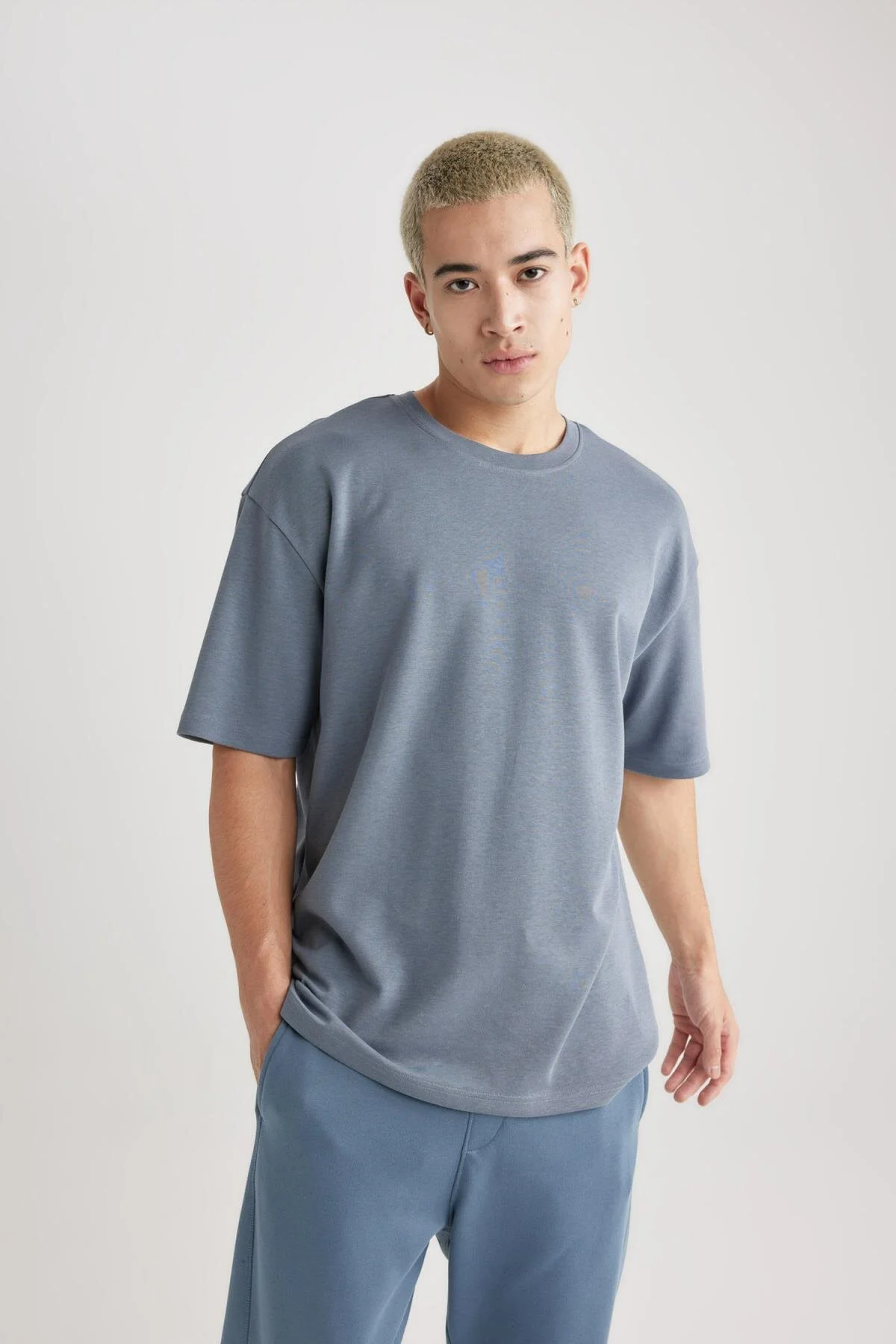 DeFacto  Kurzarm-Basic-T-Shirt aus schwerem Stoff mit Rundhalsausschnitt in Oversize-Passform X3926az24sp