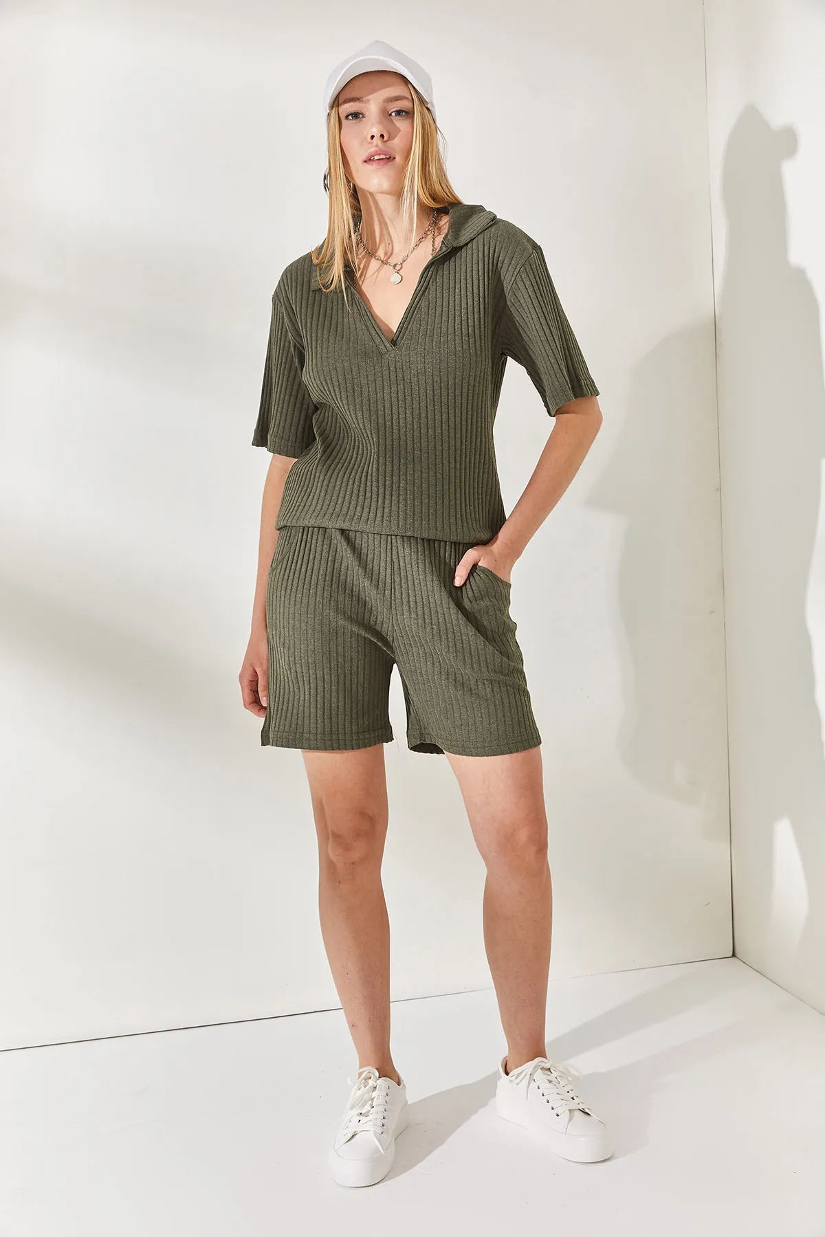 Olalook  Khakifarbenes geripptes Set mit Polokragen, Oberteil und Tasche sowie Shorts TKM-19000197