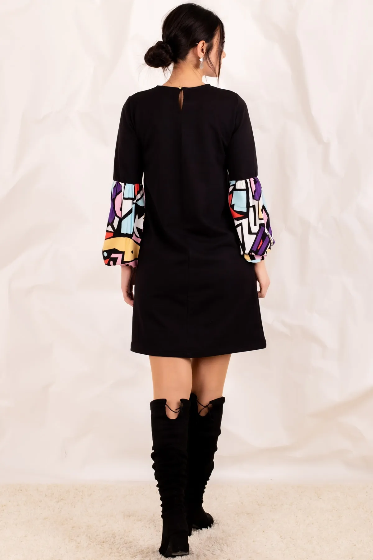 armonika  Schwarzes Damenkleid mit geometrischem Muster und Ballonärmeln ARM-20K001099