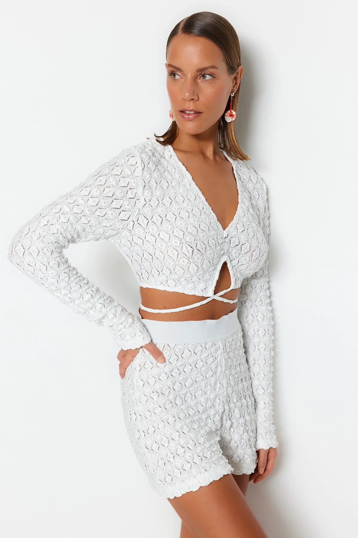 Trendyol Collection  Ecrufarbenes Strick-Set mit Bluse und Shorts zum Binden TBESS23AU00106
