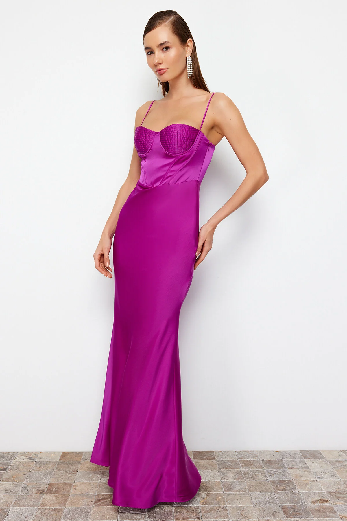 Trendyol Collection  Fuchsiafarbenes, körperbetontes, gewebtes Korsett, detailliertes, langes Satin-Abendkleid TPRSS24AE00001